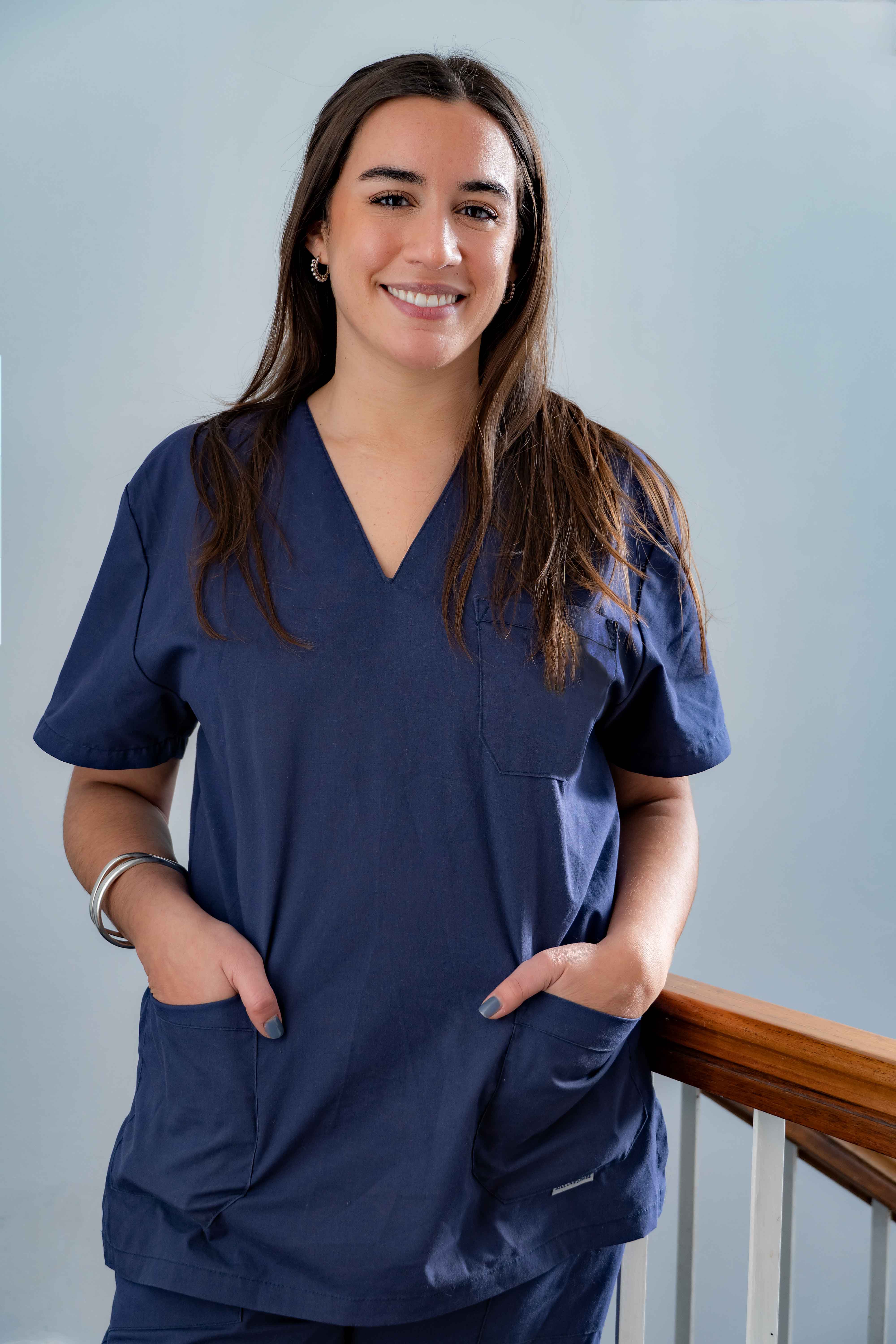 Joven Sonriente Joven Medico Dentista Uniforme Azul Oscuro Pie Pasillo